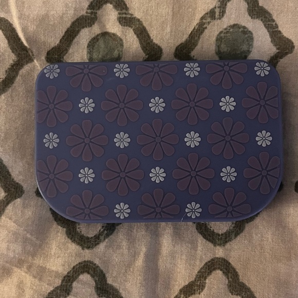 Floral Patterned eyelash holding box - Picture 1 of 2